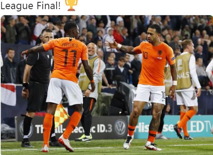 Dua pemain timnas Belanda, Quincy Promes (kiri) dan Memphis Depay, melakukan selebrasi dalam laga semifinal UEFA Nations League melawan timnas Inggris di Estadio D. Afonso Henriques, Kamis (6/6/2019).