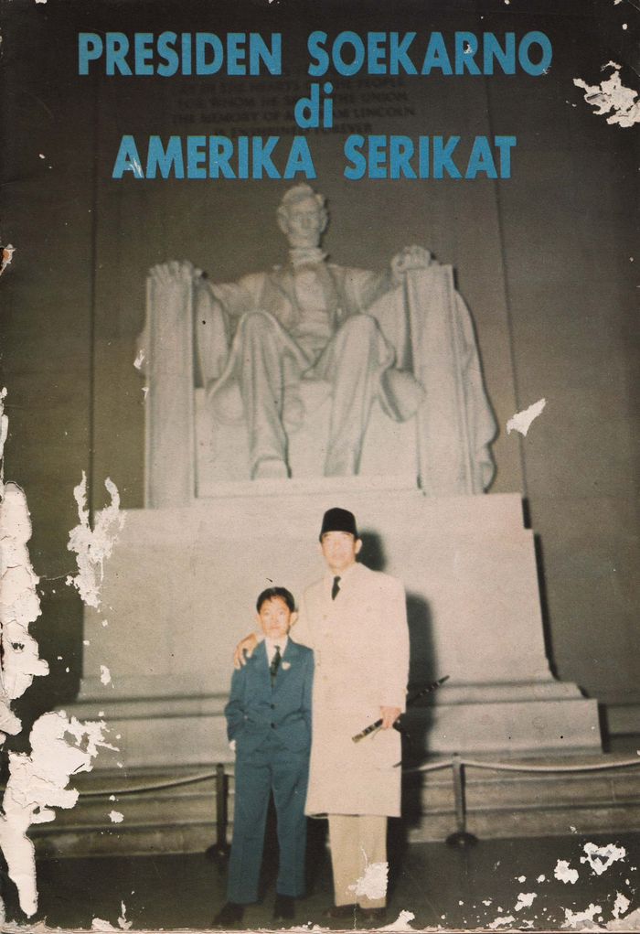 Presiden Soekarno bersama putra pertamanya, Goentoer Soekarno Putra yang berusia 12 tahun, berkunjung ke Lincloln Memorial, 1956.