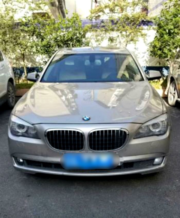 Mobil BMW seharga Rp 4 miliar yang dikendarai pelaku.
