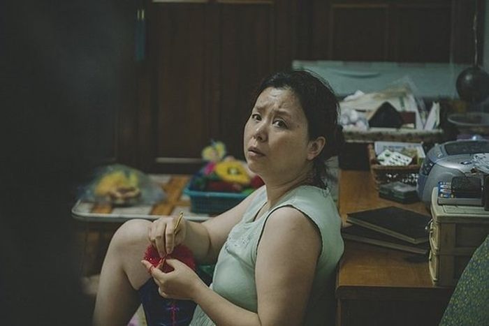 Aktris Jang Hye Jin dalam cuplikan film Parasite.