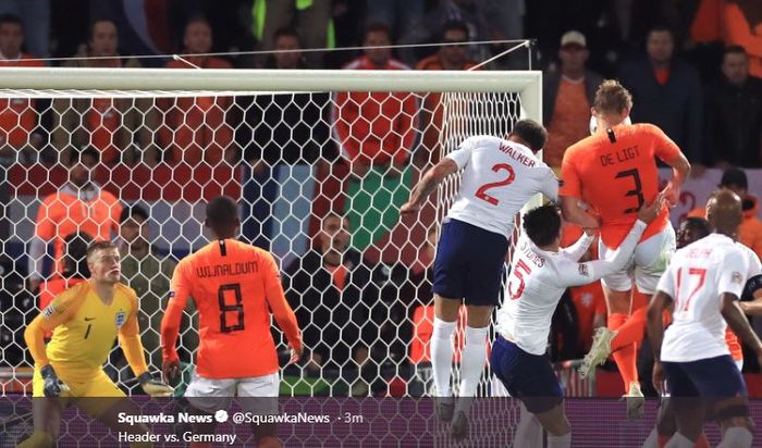 Bek timnas Belanda, Matthijs de Ligt (3), mencetak gol ke gawang timnas Inggris dalam laga semifinal UEFA Nations League di Estadio D. Afonso Henriques, Kamis (6/6/2019).