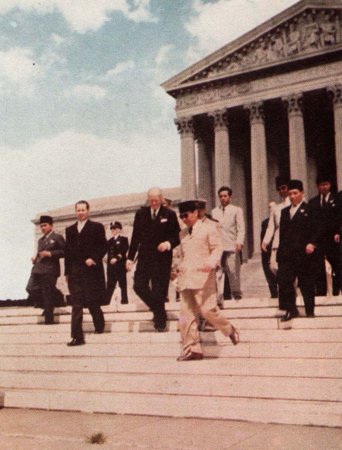 Presiden Soekarno meninggalkan Gedung Supreme Court, yang berlokasi di One First Street, NE,  Washington, Amerika Serikat. 