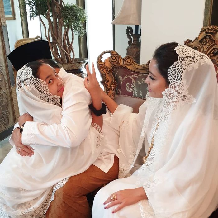 Khirani Trihatmodjo yang bergaya metal saat sungkem dengan sang Ayah, Bambang Trihatmodjo.