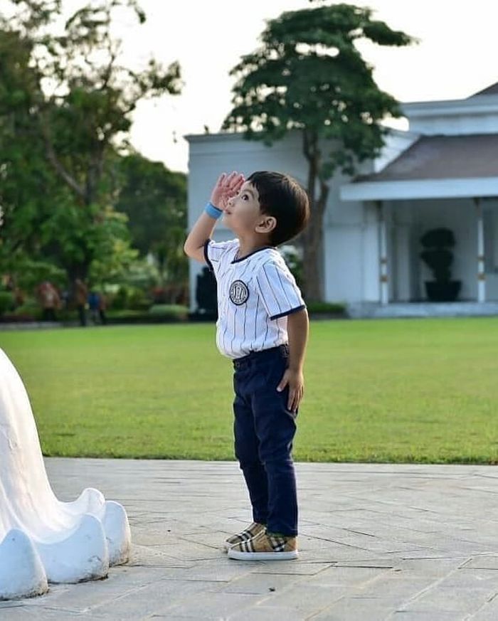 Gaya Jan Ethes saat menemani Presiden Jokowi kunjungan di Yogyakarta