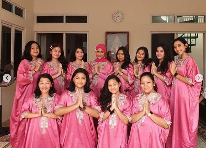 Khirani Pamerkan Potret Dirinya Bersama Sepupu dengan Balutan Gamis yang Cantik.