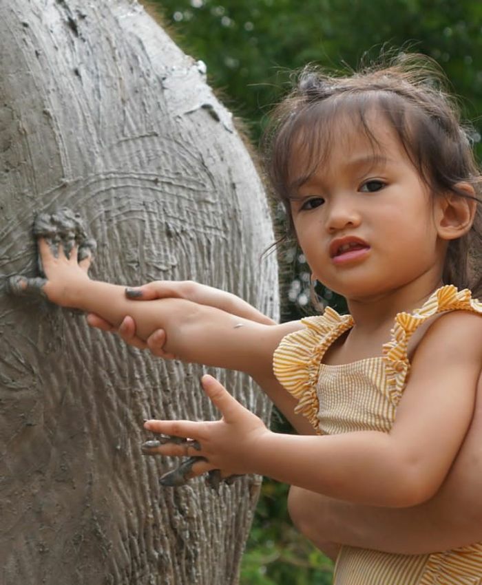 Sal dan tingkah lucunya saat memandikan gajah