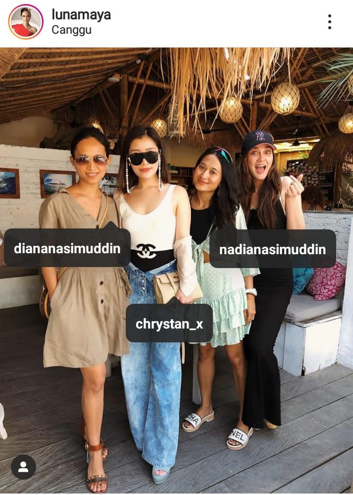 Luna Maya berfoto bersama sahabat-sahabatnya.