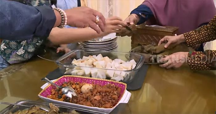 Ketupat Lebaran di rumah Tukul Arwana