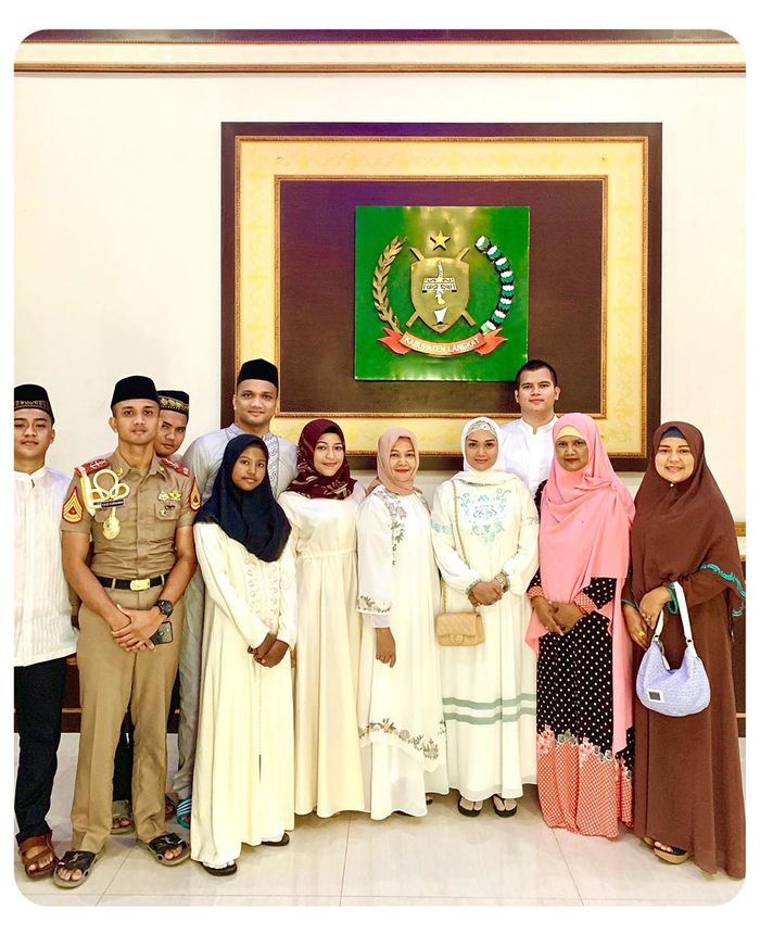Bella Saphira dan keluarga