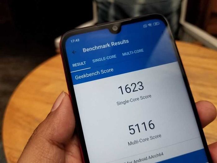 Masih menggunakan desain notch, kali ini Redmi menggunakan bentuk bulat yang diberi nama Dot drop.