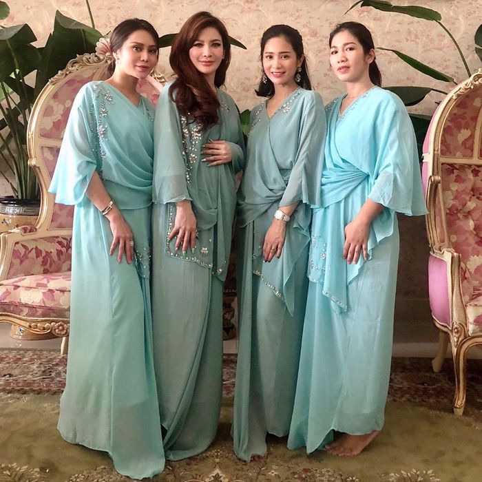 Bunga Zainal kompak pakai kaftan bernuansa hijau dengan saudaranya di hari lebaran