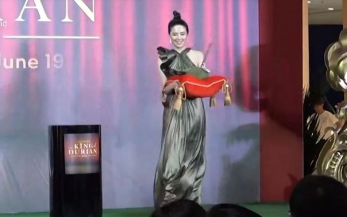 Durian dibawa oleh model cantik. 