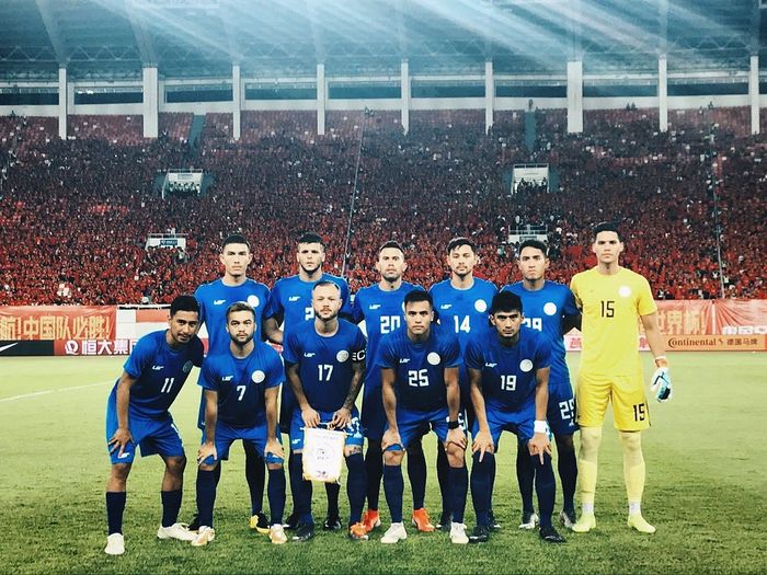 Para pemain timnas Filipina sebelum dijamu timnas China pada uji coba internasional di Stadion Tianhe, 7 Juni 2019.