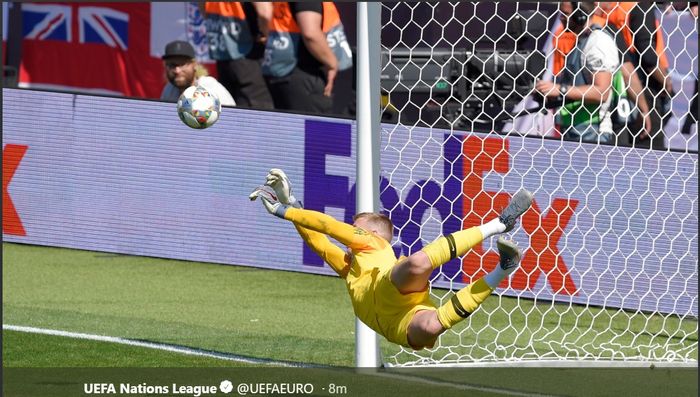 Kiper timnas Inggris, Jordan Pickford menggagalkan eksekusi Josip Drmic dalam adu penalti di laga perebutan tempat ketiga UEFA Nations League, Minggu (9/6/2019) di Guimaraes.