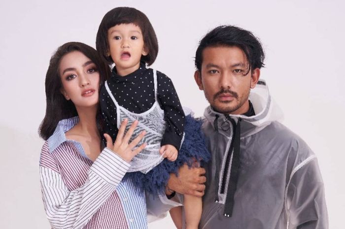 Keluarga Rio Dewanto dan Atiqah Hasiholan