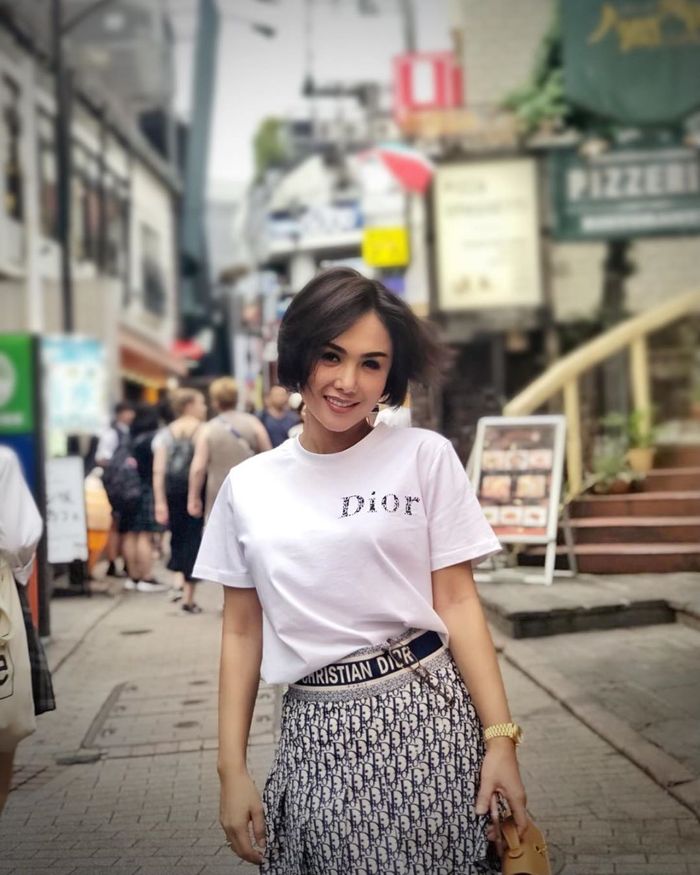 Yuni Shara terlihat mengenakan atasan berupa t-shirt berwarna putih 