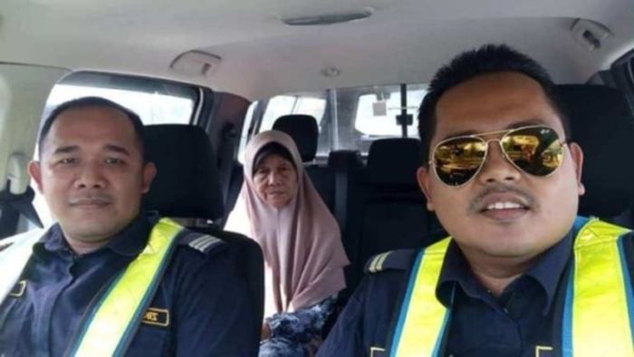 Dua orang petugas yang membantu nenek yang tertinggal di rest area tanpa sengaja
