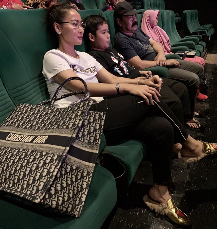 Inul Daratista saat menonton bioskop dengan keluarga