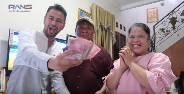 Raffi Ahmad berikan THR untuk orangtua Olga Syahputra