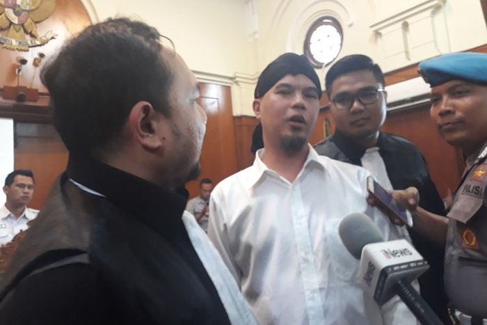 Ahmad Dhani usai sidang di PN Surabaya, Selasa (2/4/2019).