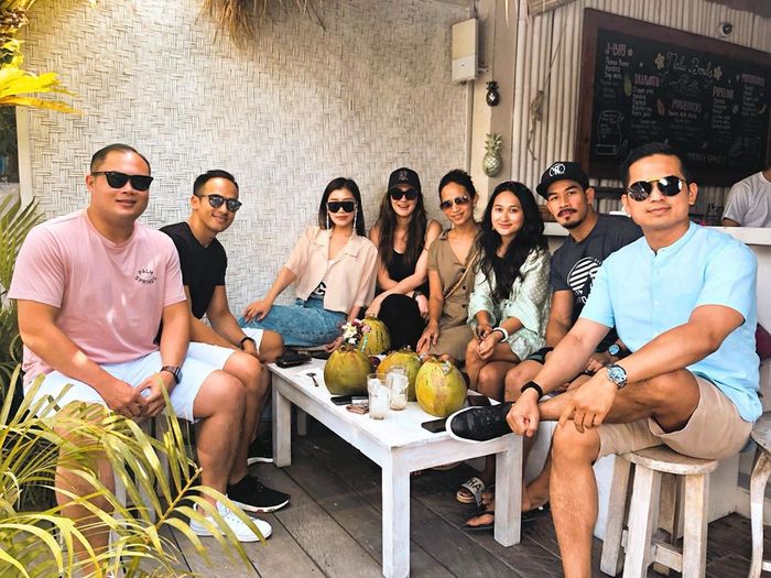 Potret liburan Luna Maya bareng keluarga Faisal Nasimuddin di Bali yang dikomentari Baim Wong.