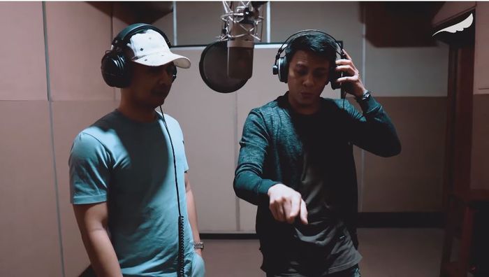 Raditya Dika take vokal ditemani Ariel NOAH.