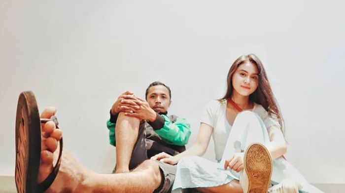 Furry Setya alias Mas Pur di Tukang Ojek Pengkolan (TOP) bersama istrinya, Dwinda Ratna yang berprofesi sebagai seorang wartawati.