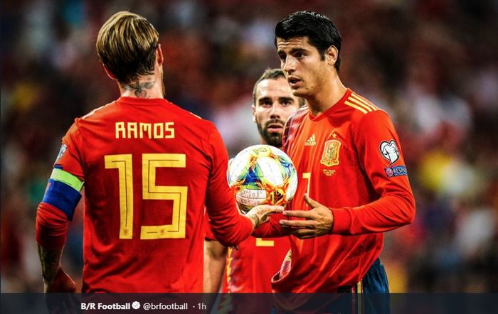 Kapten timnas Spanyol, Sergio Ramos, menyerahkan tendangan penalti kepada Alvaro Morata dalam laga Kualifikasi Piala Eropa 2020 versus Swedia, 10 Juni 2019.