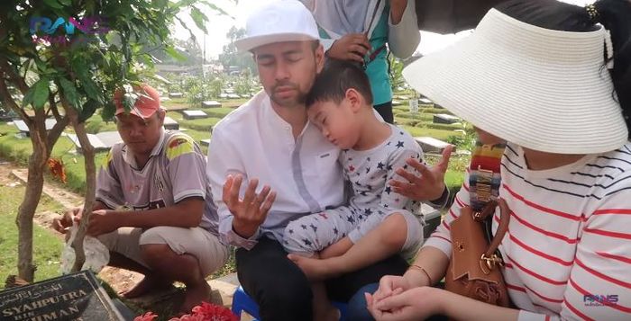 Raffi Ahmad mengajak Gigi serta Rafathar berziarah ke makam Olga Syahputra