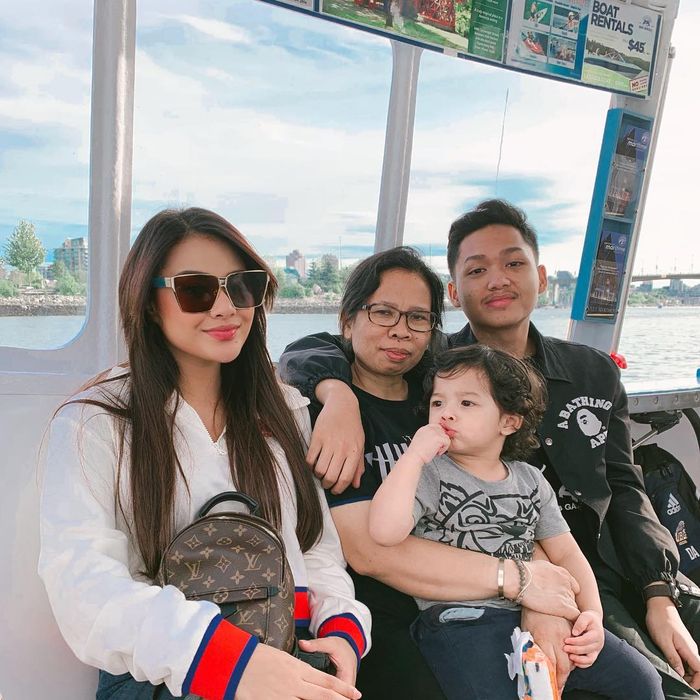 Aurel Hermansyah bersama adik dan asistennya.