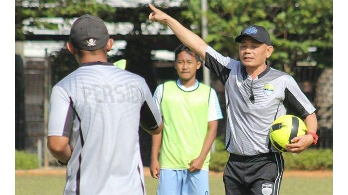 Pelatih Persib B, Liestiadi, memberikan sesi latihan kepada anak-anak asuhnya