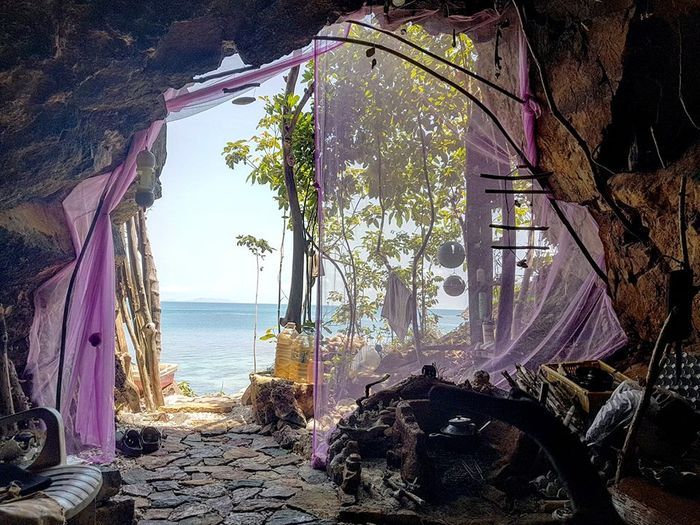 Pemandangan pantai dari gua Losiri