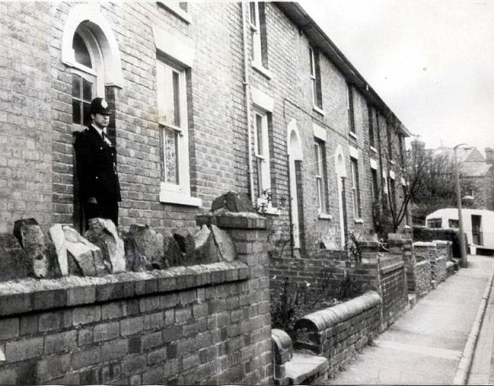 Polisi berdiri di depan rumah keluarga korban di <a href='https://lampung.tribunnews.com/tag/worcester' title='Worcester'>Worcester</a> pada 1973.