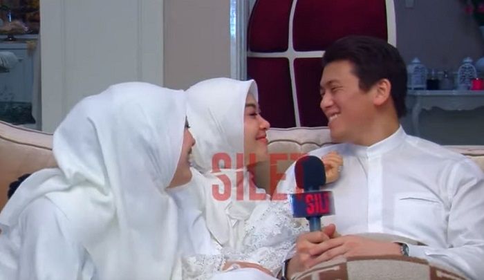 Reino Barack dan Syahrini saling memperlihatkan senyum seolah terpaksa