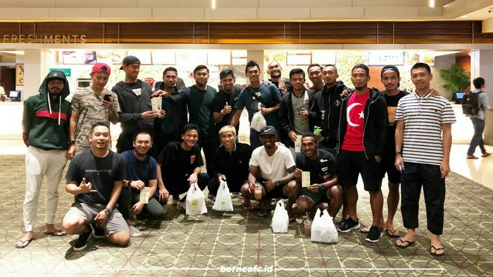 Skuat Borneo FC sedang menikmati nonton film di Bioskop, Selasa (12/6/2019). 