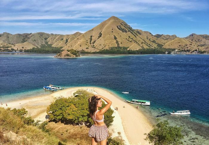 Penampilan seksi Anglea Gilsha saat traveling