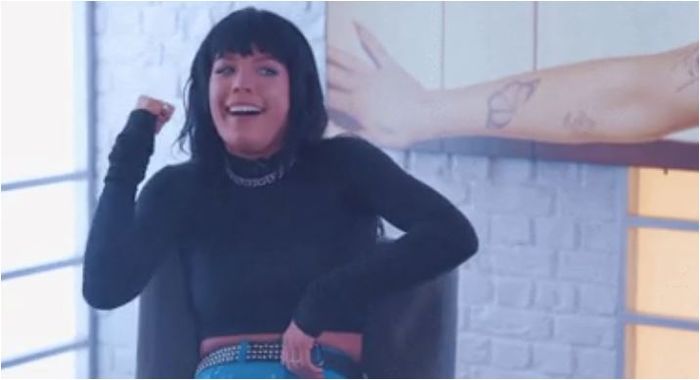 Halsey menirukan candaan J-Hope dan Jungkook.