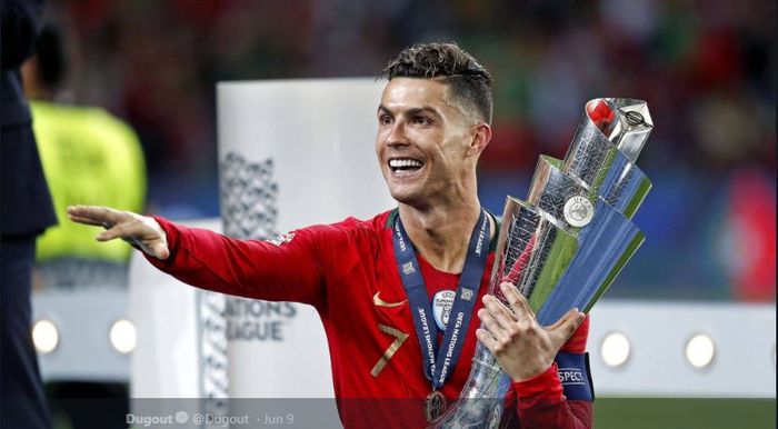 Cristiano Ronaldo memegangi trofi juara UEFA Nations League 2018-2019 milik timnas Portugal. 