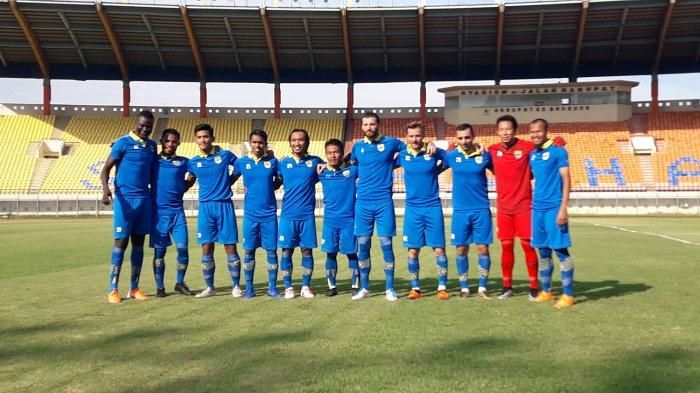 Pemain Persib Bandung bersiap menghadapi Persib B saat laga uji coba di Stadion Si Jalak Harupat, Bandung, pada 13 Juni 2019.