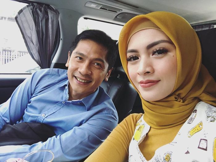 Donita memamerkan baju yang berbahan sama dengan gorden dan sarung bantal yang membuatnya ditertawakan itu.