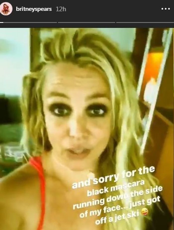 Britney baru saja turun dari jet ski.