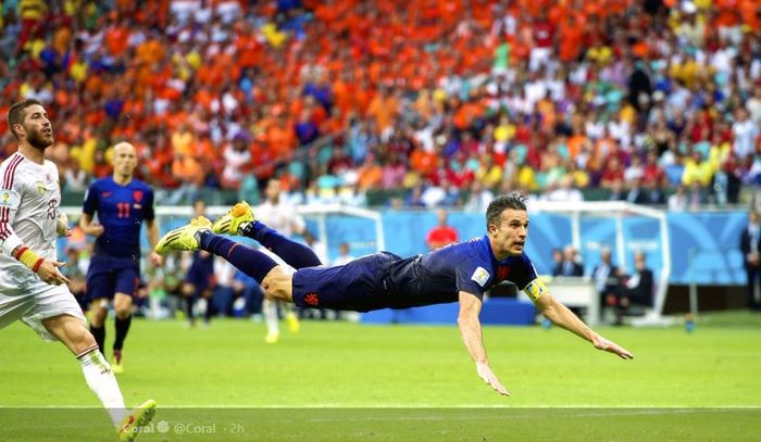 Legenda timnas Belanda, Robin van Persie mencetak gol dalam babak grup Piala Dunia 2014 versus Spanyol.