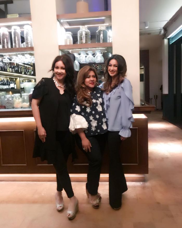 Diana Pungky, pemeran Jinny oh Jinny bersama teman-temannya
instagram.com/ @ittasupit