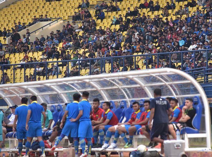 Bobotoh meramaikan laga uji coba Persib melawan Blitar United,  Kamis (13/6/2019).