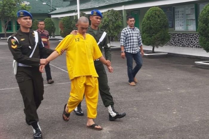 Prada DP digiring oleh petugas Denpom II Sriwijaya Palembang, Jumat (14/6/2019).