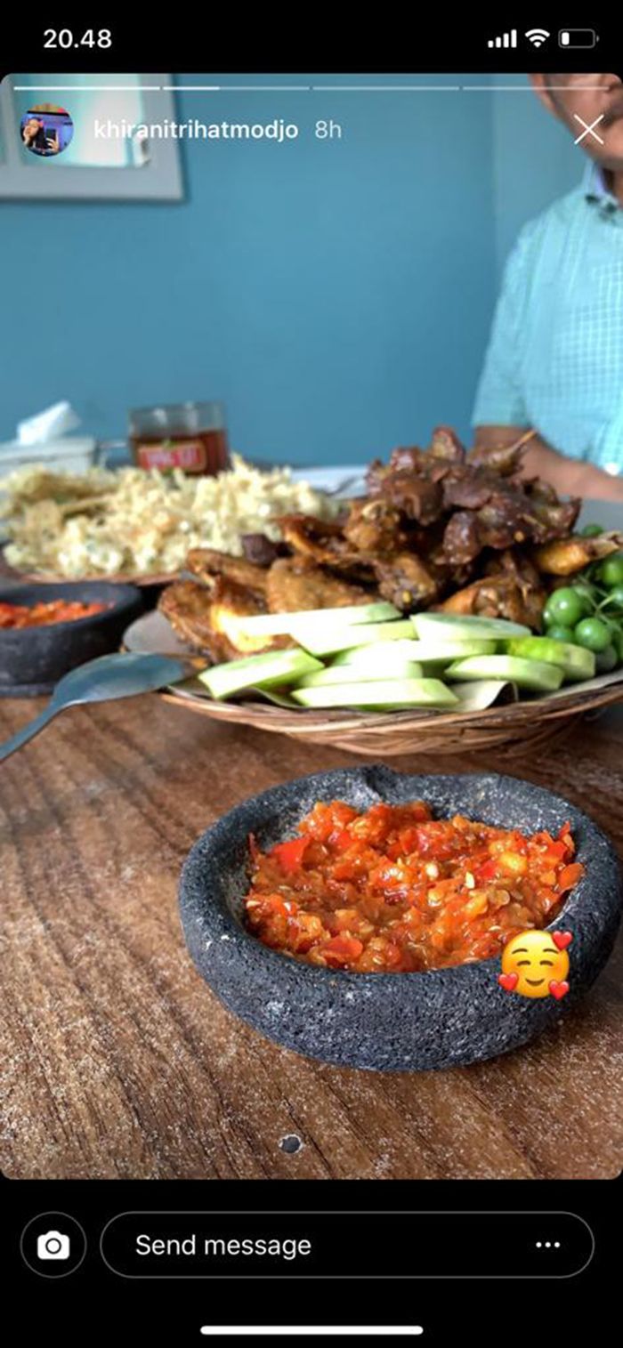 Bambang dan Mayangsari makan menu rakyat jelata di warung sederhana.