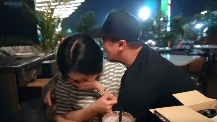 Billy Syahputra peluk Elvia karena bahagia mendapatkan hadiah dari sang pacar