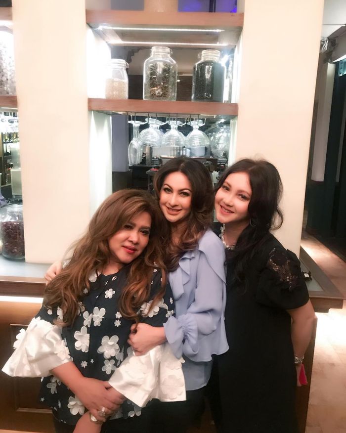 Diana Pungky (tengah), pemeran Jinny oh Jinny bersama teman-temannya
instagram.com/ @ittasupit