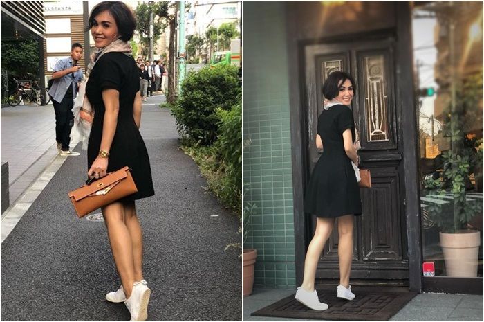 Yuni Shara mengenakan skater dress hitam di atas lutut yang simpel