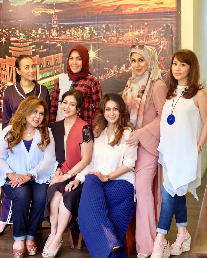 Diana Pungky, pemeran Jinny oh Jinny bersama teman-temannya
instagram.com/ @ittasupit